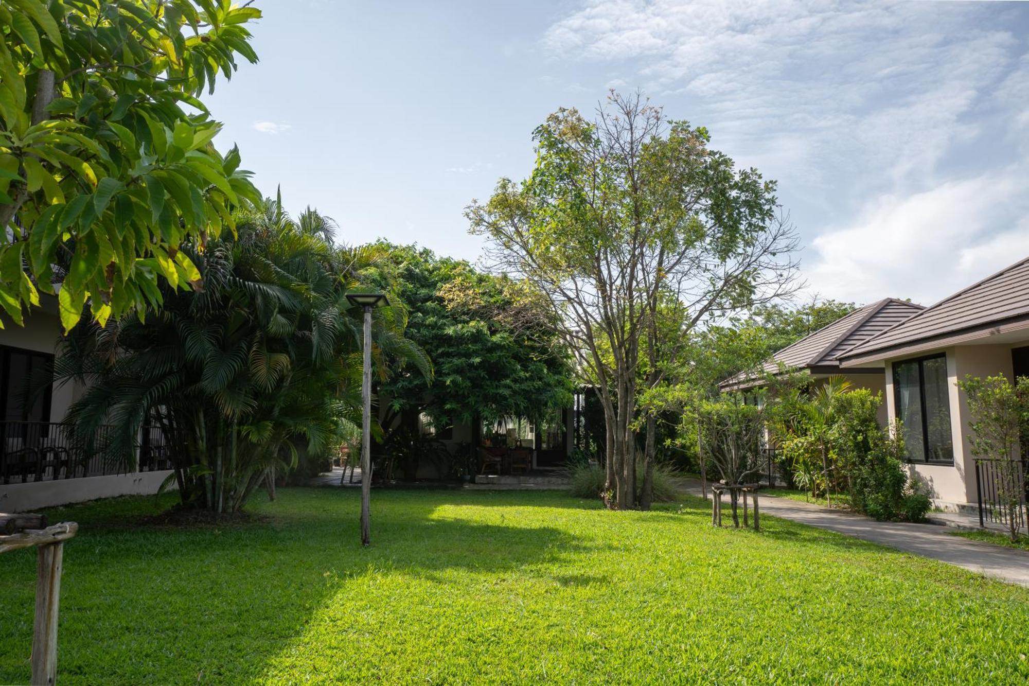 Ploen Pirom Hotel Bangkok Exterior foto